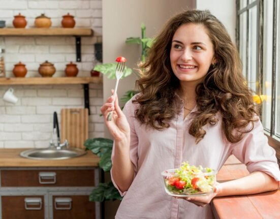 brunette-woman-eating-salad.